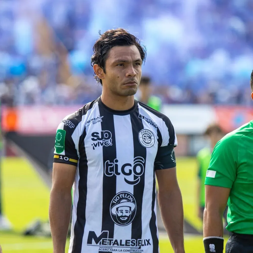 El defensor colgó los botines jugando para Sporting (Instagram).