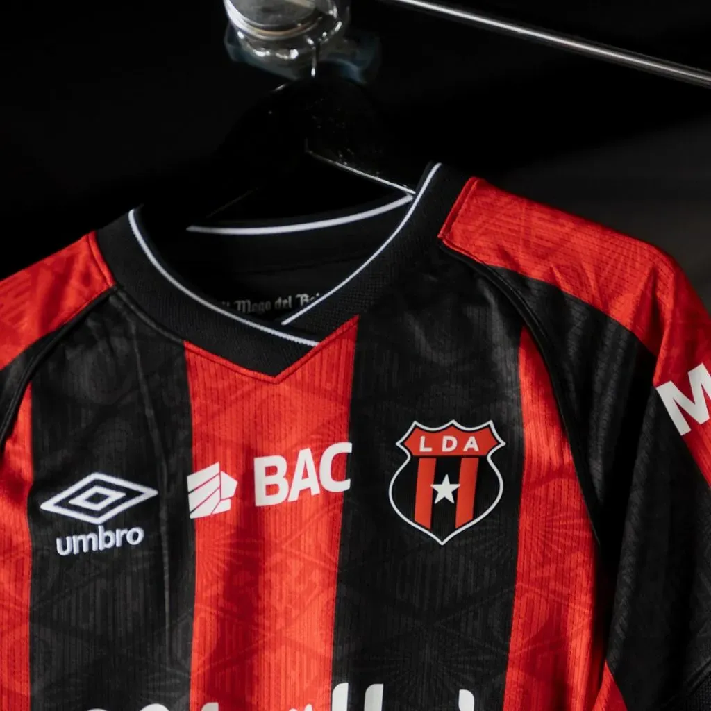 Alajuelense presentó su nueva camiseta antes que Saprissa (Alajuelense).