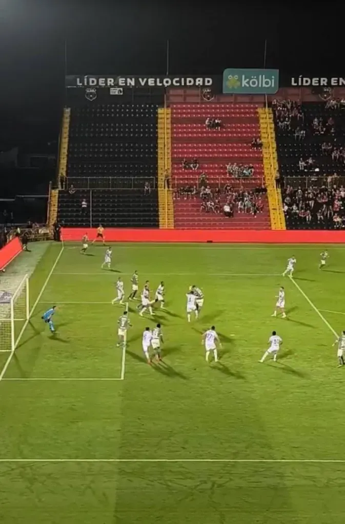 Jonathan Moya estaba perfectamente habilitado en el primer gol de Alajuelense (@Manudoprime).