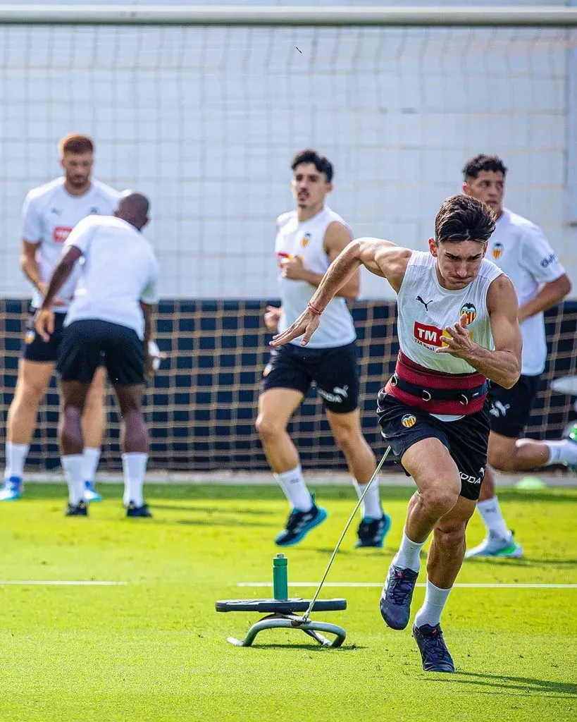 Warren Madrigal, atrás, entrenando por primera vez con Valencia. (Valencia FC)