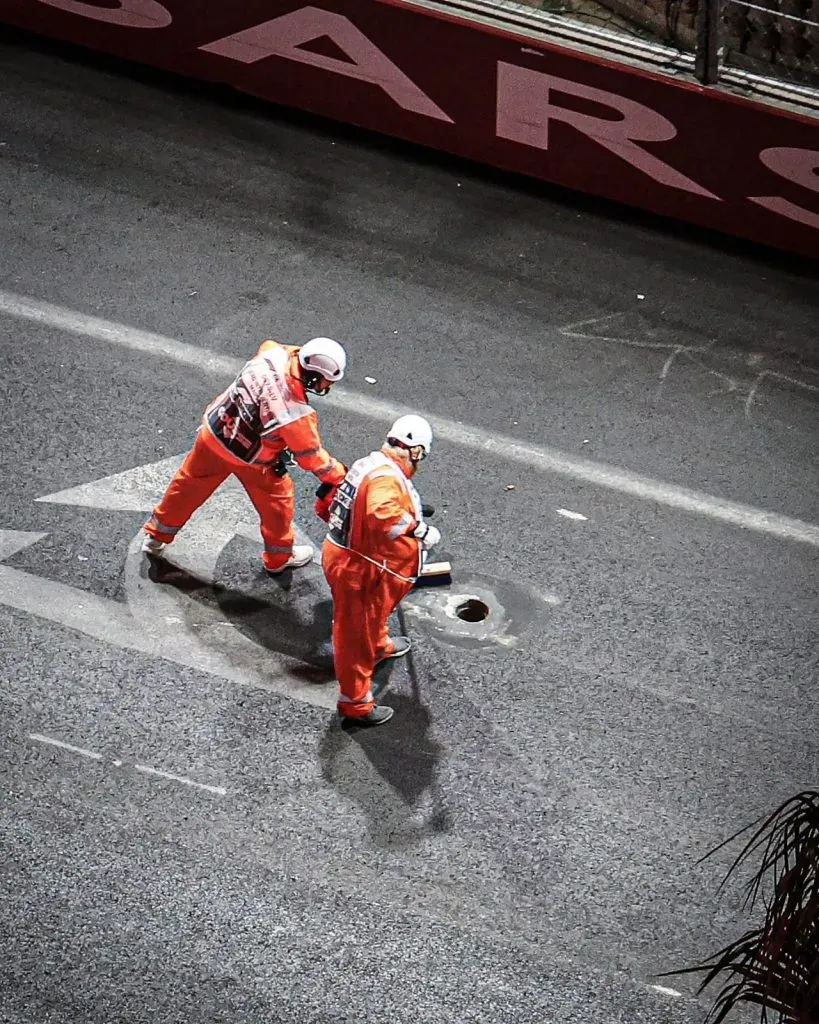 Trabajadores intentar arreglar los desperfectos en la pista en el GP de Las Vegas. Foto: Twitter