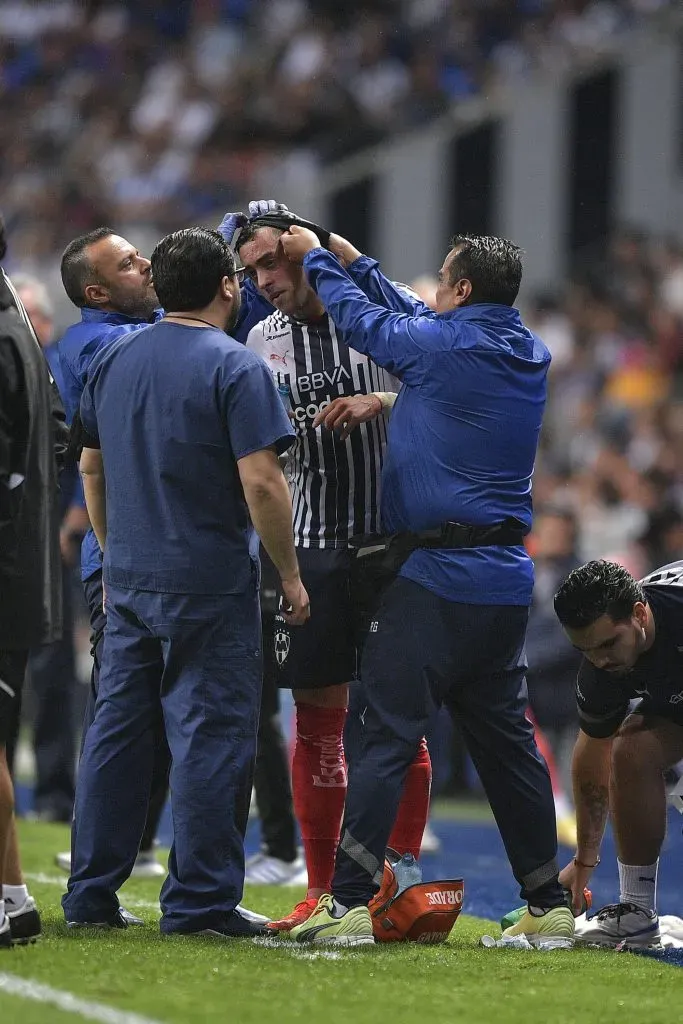 Los médicos atienden a Funes Mori. Foto: Getty.