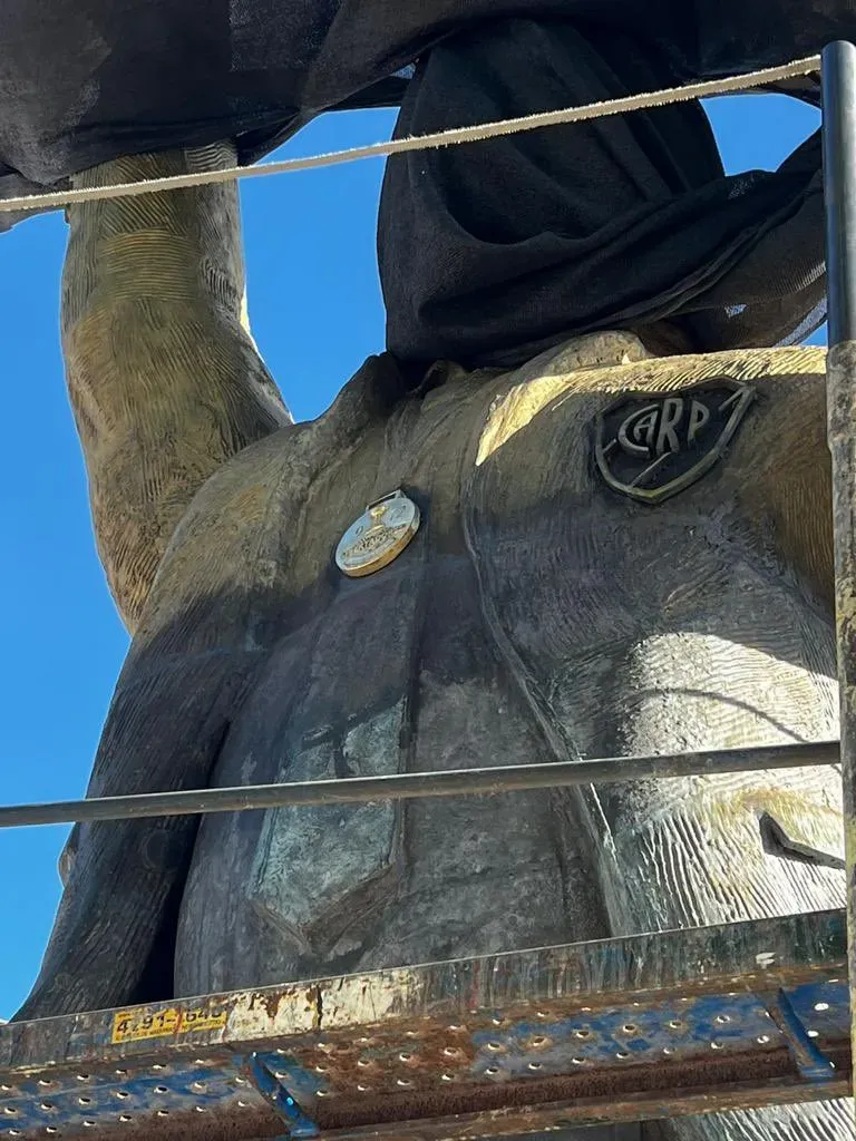 El detalle de la estatua, con la medalla de la final en Madid.