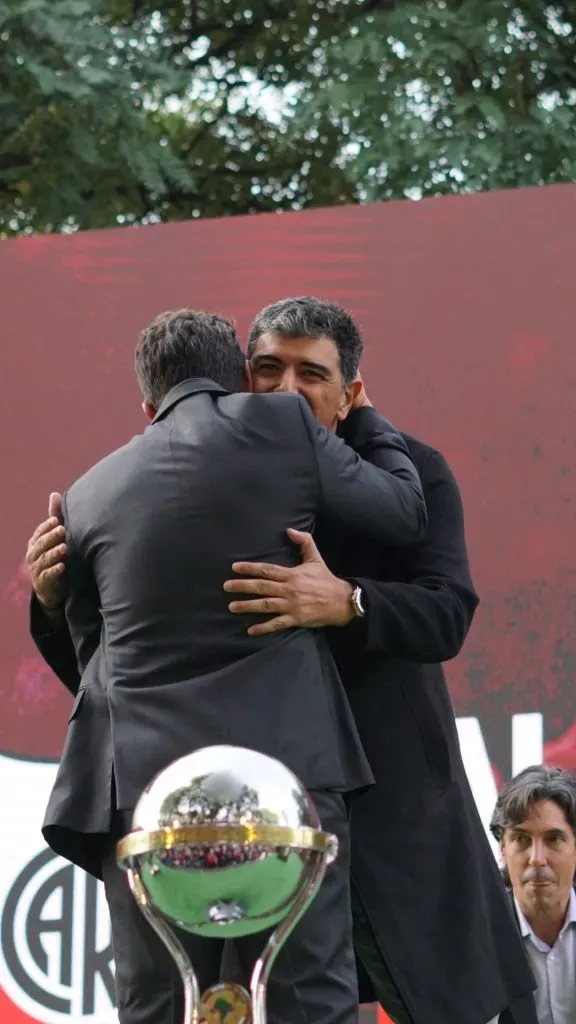 Abrazo sentido con Matías Biscay, uno de sus laderos de toda la vida. (Foto: La Página Millonaria).