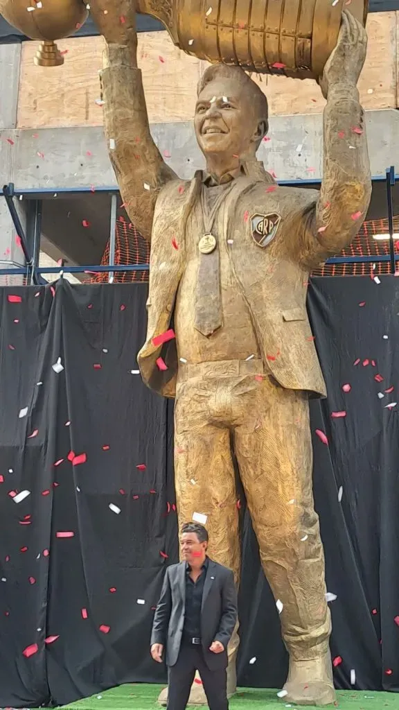 Gallardo junto a su estatua. Foto: @DrCarlosTrillo