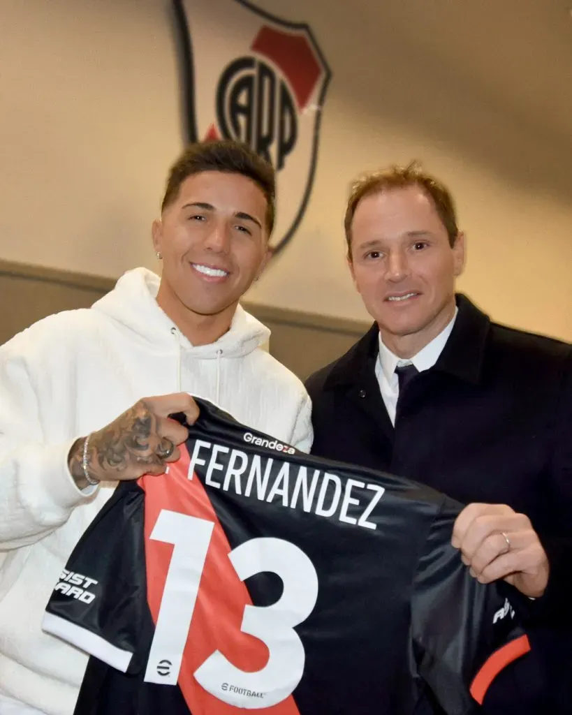 Brito le regaló la camiseta negra con su número. Foto: @RiverPlate