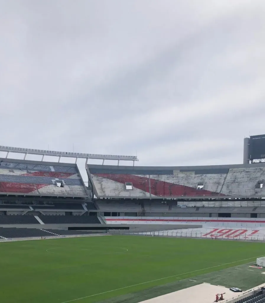 Así lucen desde lejos los tramos que están siendo impermeabilizados para la colocación de las butacas. (Foto: @ObrasRiverPlate).