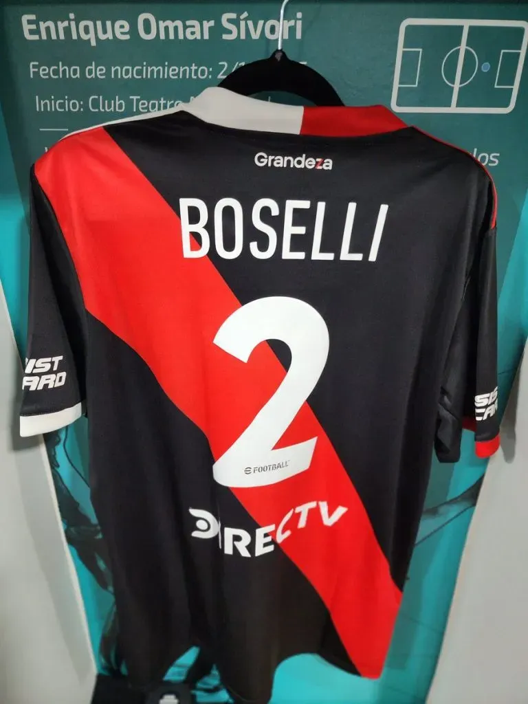 La camiseta de Sebastián Boselli previo a jugar vs Católica. (Créditos: Prensa River).