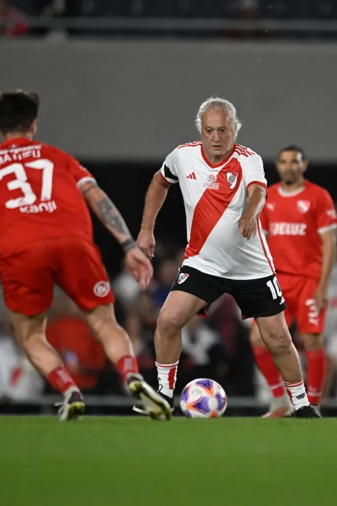 El Beto Alonso y la pelota, como en los viejos tiempos (Foto: LPM/ Diego Haliasz)