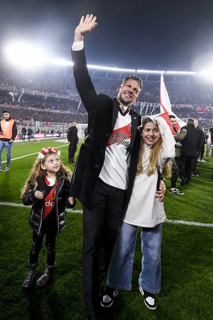 Demichelis con sus hijas luciendo la camiseta con el nombre de su mamá. (Foto: Getty).