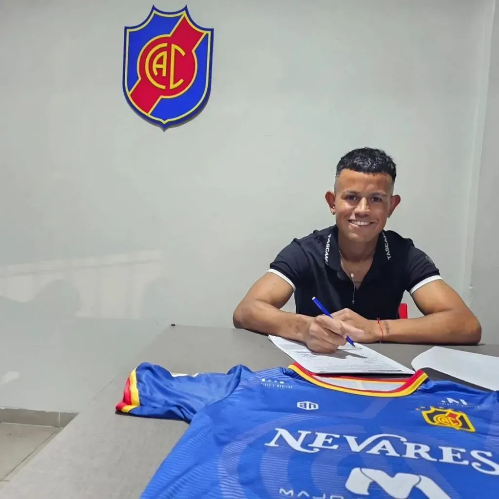 Mauricio Camargo y la firma del contrato en su nuevo club (Foto: Prensa Colegiales)