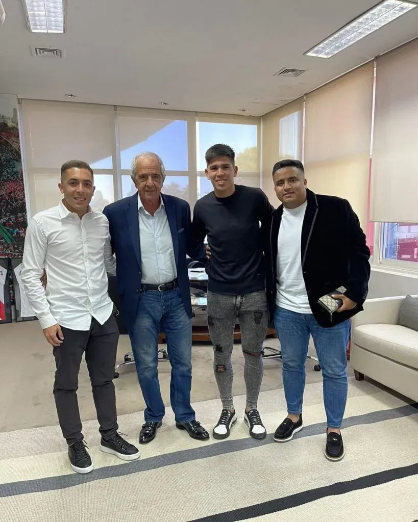 Lucas Monzón, en la firma de su contrato en 2021. (Foto: Instagram Lucas Monzón).