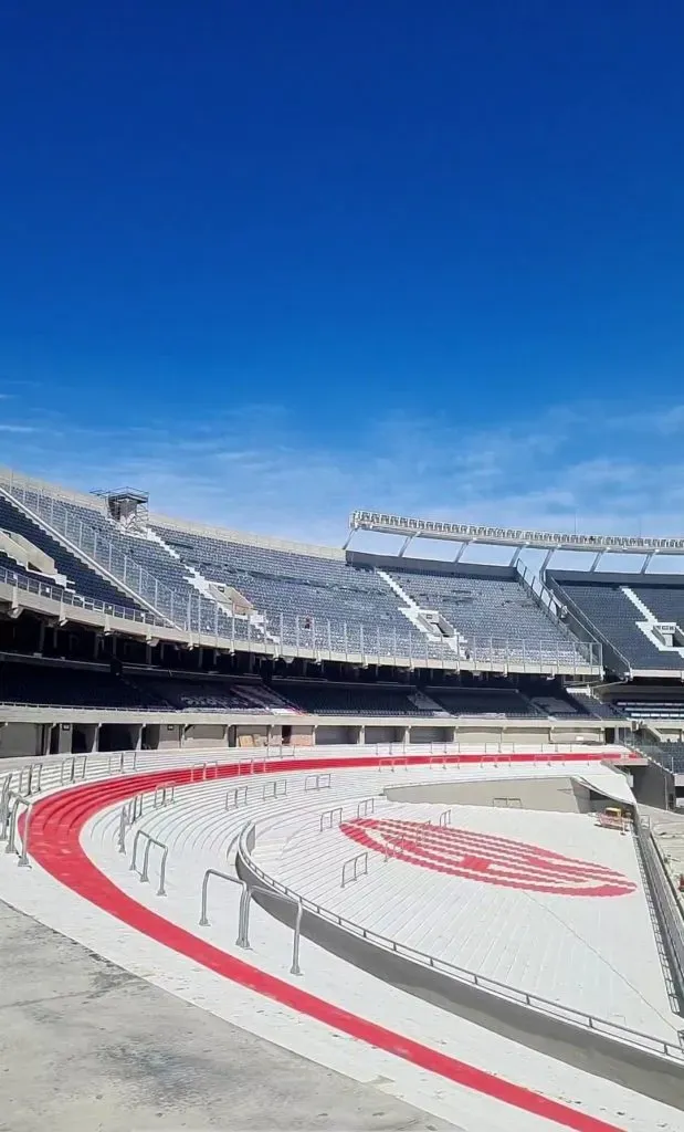 Ya pusieron las butacas grises en la Sívori Alta. (Foto: Obras River).