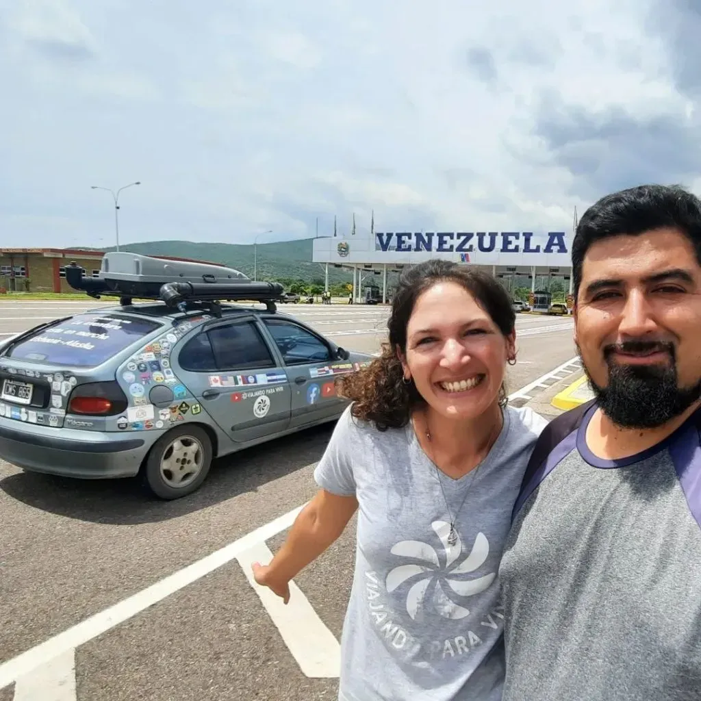 Mauri y Mica, la pareja de argentinos que viaja por el mundo. Él es fanático de River y lleva siempre una bandera del Mmillonario (FOTO: INSTAGRAM/@viajando.para.vivir)