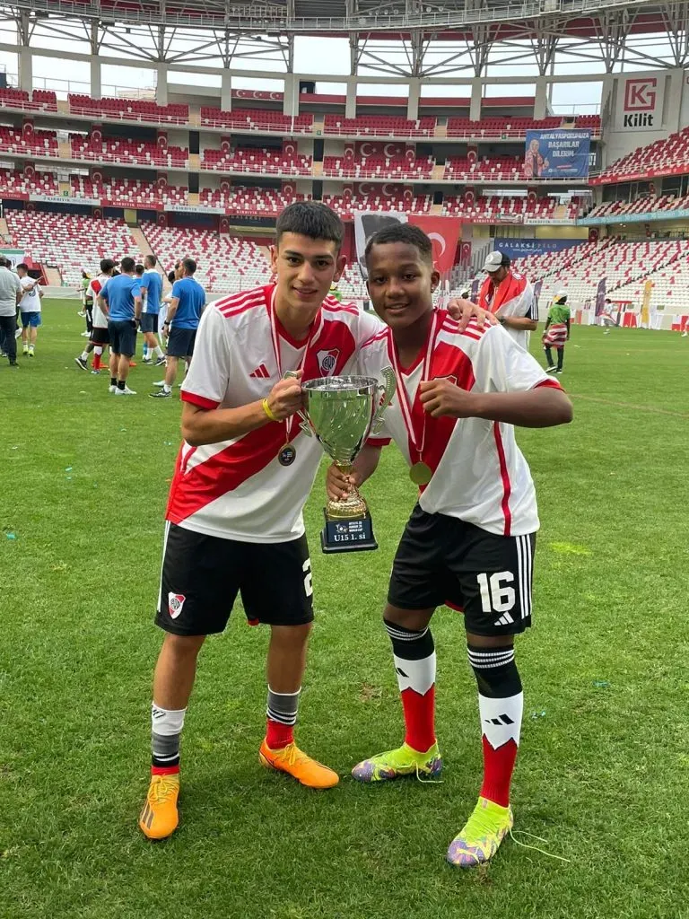 Estevis López (short 16) junto con el trofeo que River alzó en Turquía.