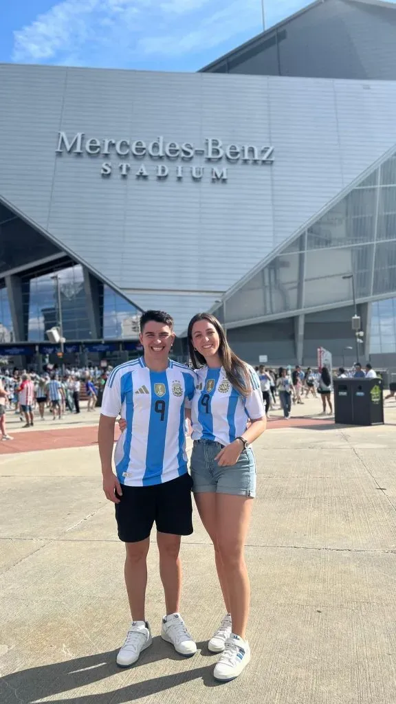 Rafael Álvarez, uno de los hermanos de Julián, junto a su esposa, Agustina Ulla, acompañan al goleador de la Selección Argentina en la Copa América 2024 (FOTO: Instagram/ @agus.ulla)
