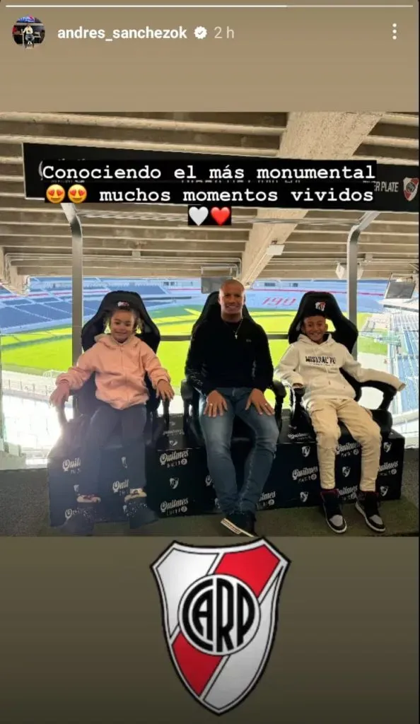 Carlos Sánchez y sus hijos, en el Monumental (Foto: Captura Instagram).