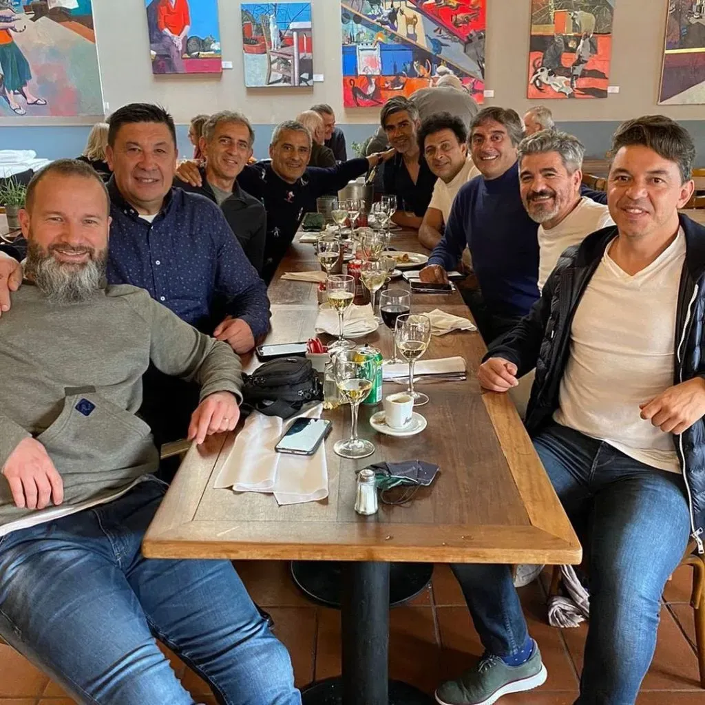 Sodero, en una cena de amigos riverplatenses junto a Marcelo Gallardo, el Mono Burgos, Hernán Díaz, el Burrito Ortega, Leo Astrada, Enzo Francescoli, Mariano Juan y Marcelo Escudero.