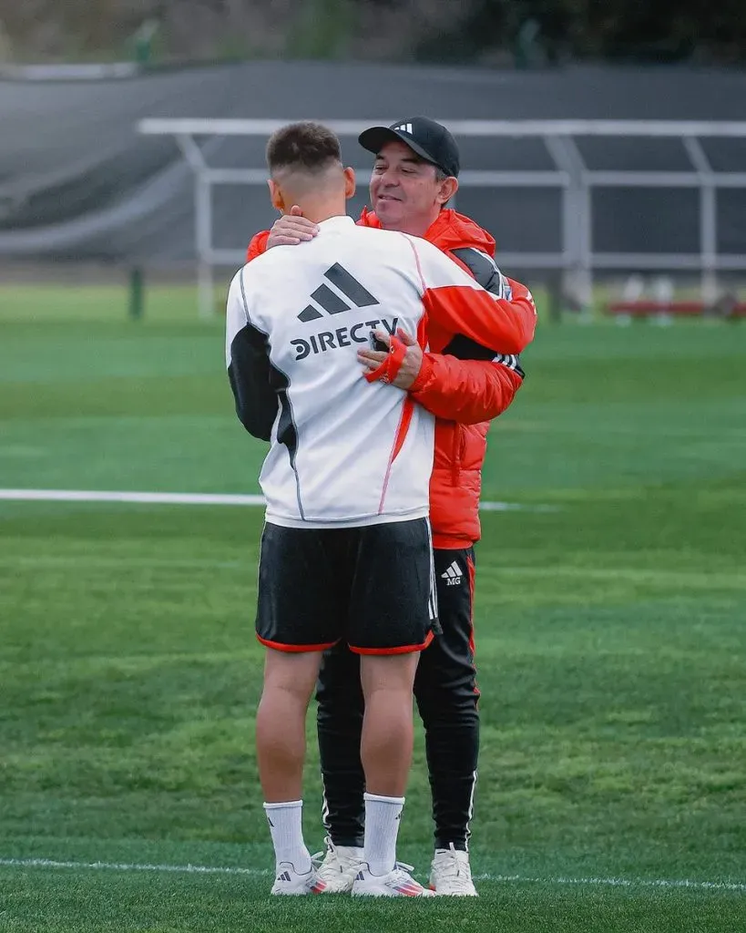 El abrazo entre Gallardo y Echeverri, que se perfila para ser titular vs. Huracán.