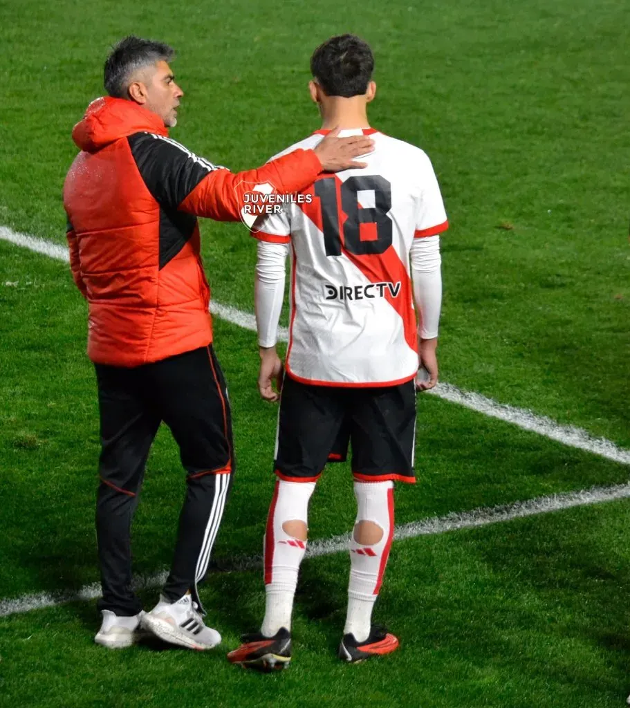 Juan Cruz Meza, con Escudero, antes de debutar (Foto: Juveniles River).