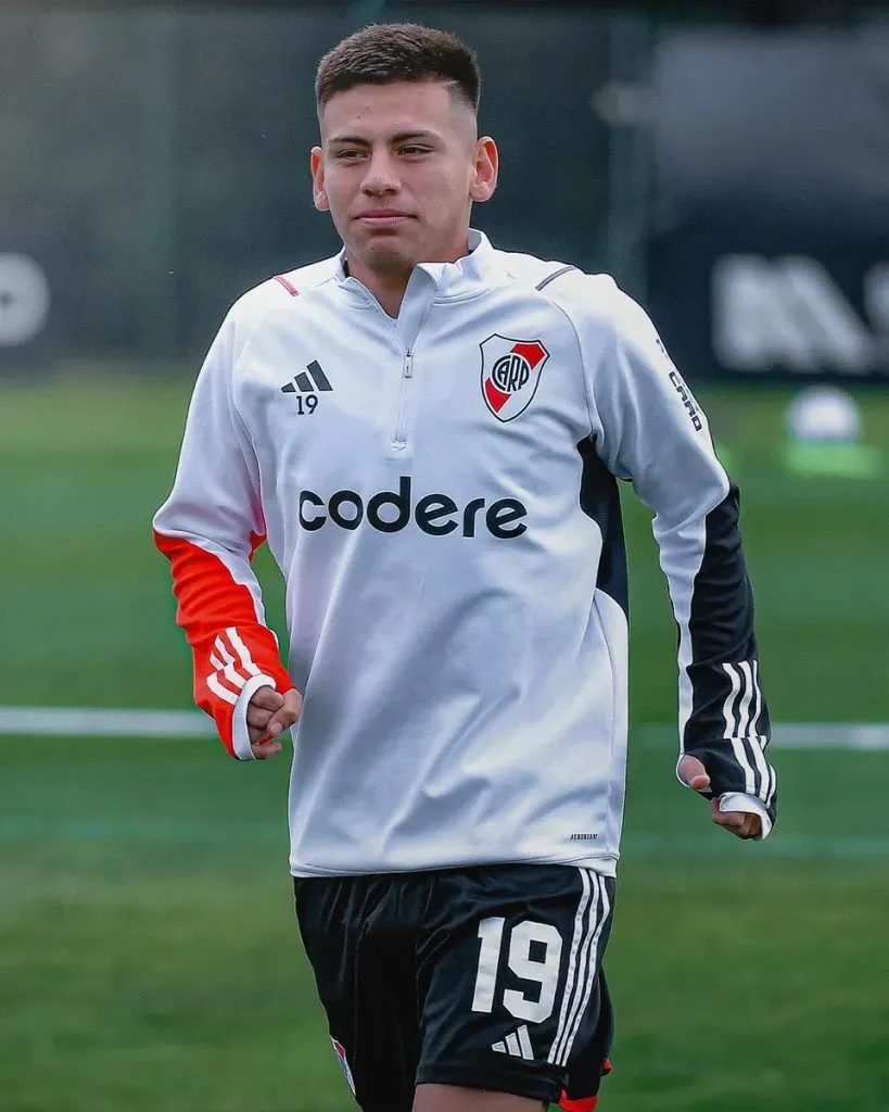 Echeverri se entrenará diferenciado este lunes y hará todo lo posible para estar ante Talleres. (Foto: Prensa River).