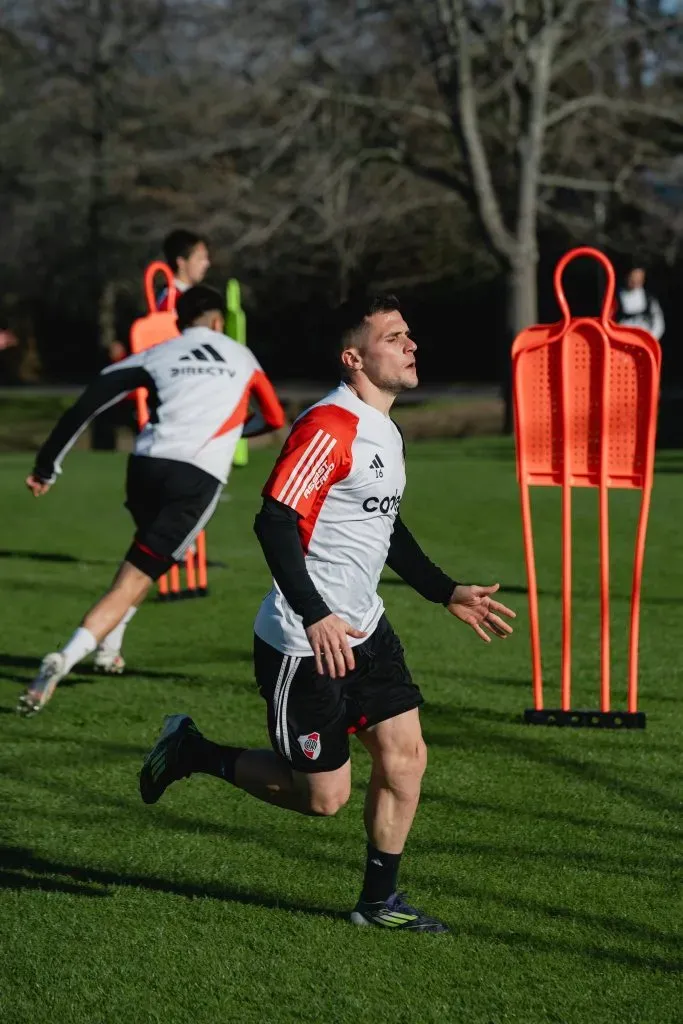 Bustos en los entrenamientos de River. (Prensa River)