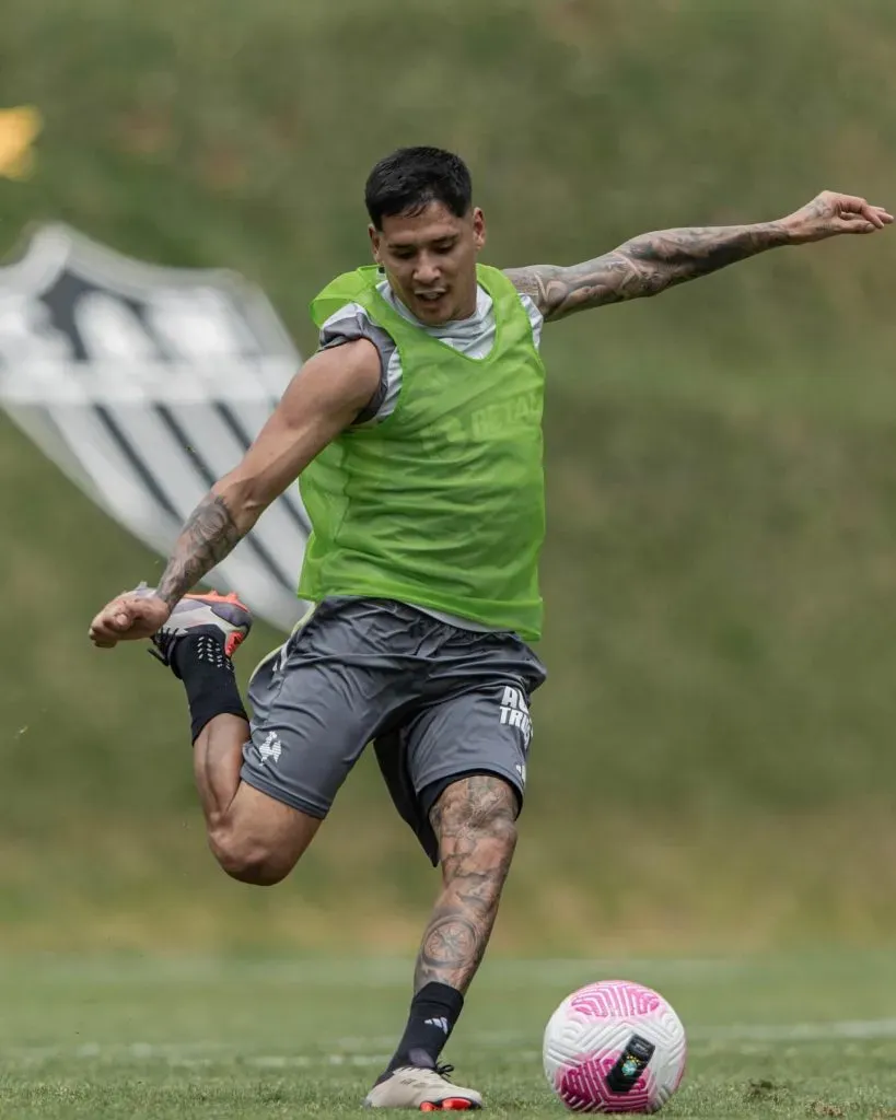 Zaracho, en acción con pelota en el entrenamiento de esta mañana de Mineiro. (Foto: Prensa Mineiro).