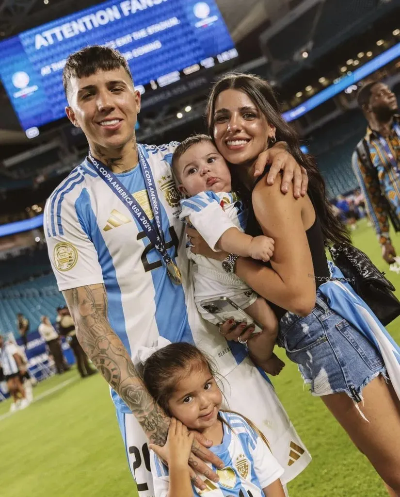 Enzo Fernández, Valentina Cervantes y sus hijos Olivia y Benjamín.