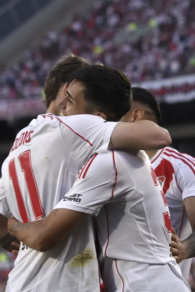 Abrazo de gol entre Solari y Colidio ante Banfield.