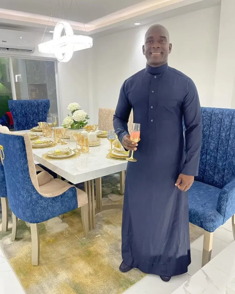 ¿De sotana? Segundo Castillo no le teme a ningún look.