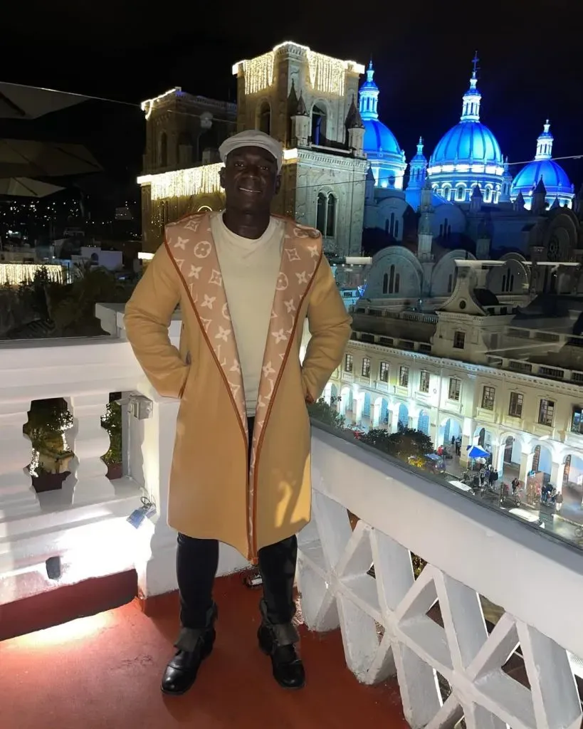 De pie, señores. Segundo Castillo está en la casa.