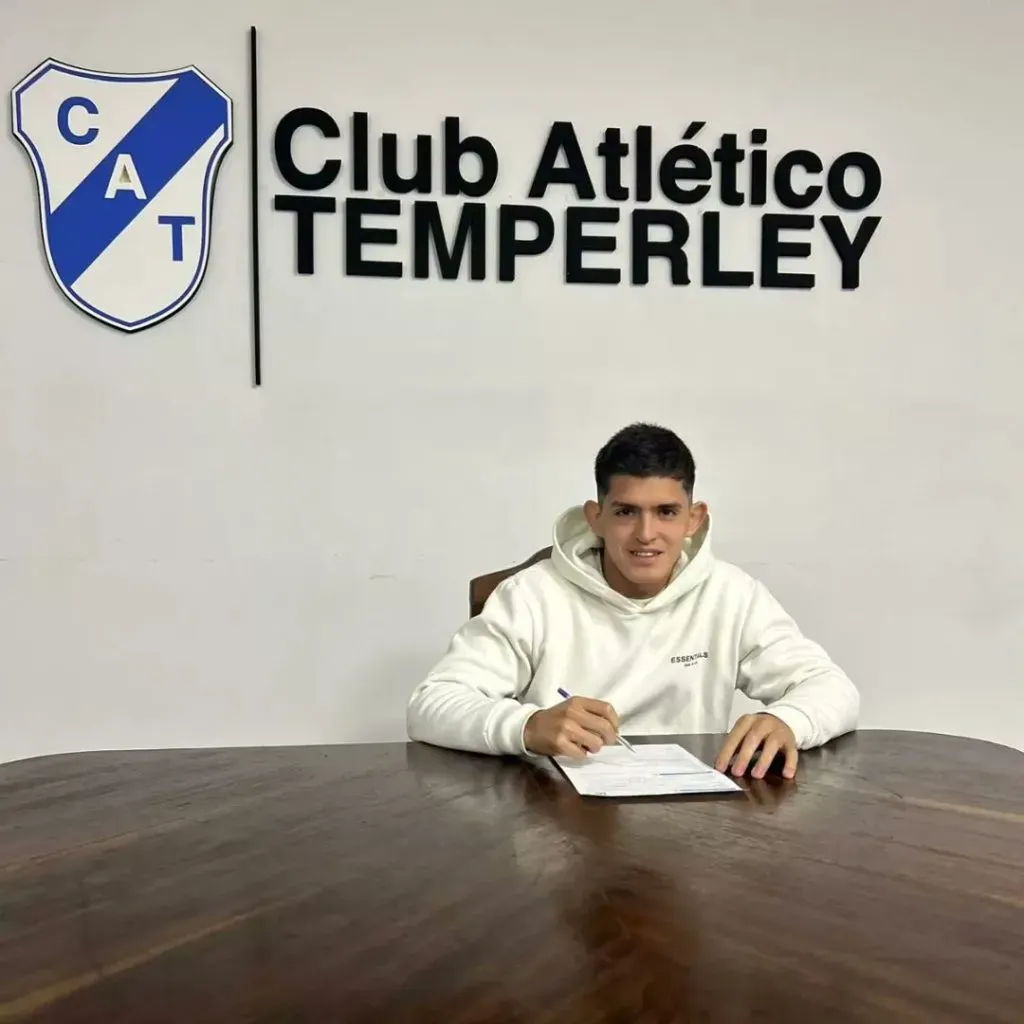 Julián Carrasco firmando su contrato con Temperley (Foto: Temperley)