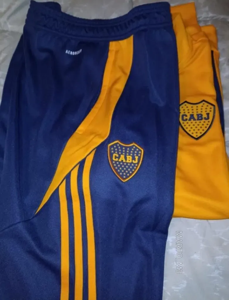 El pantalón de Boca en primer plano.