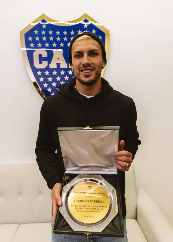 El regalo que recibió Paredes. (Prensa Boca)