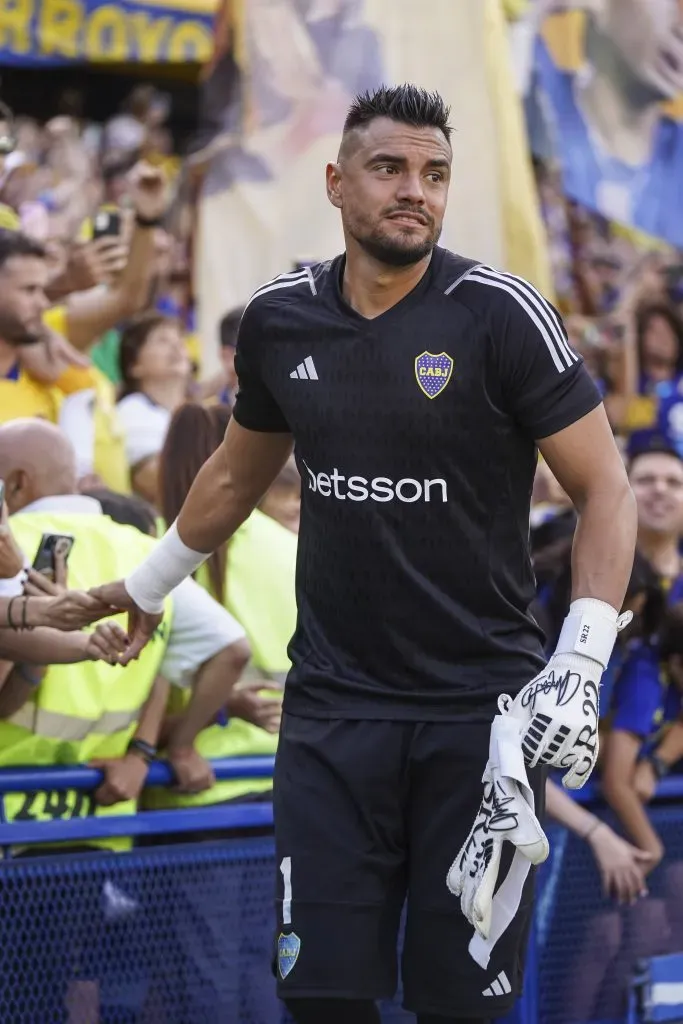 Sergio Romero, guardado por Diego Martínez.