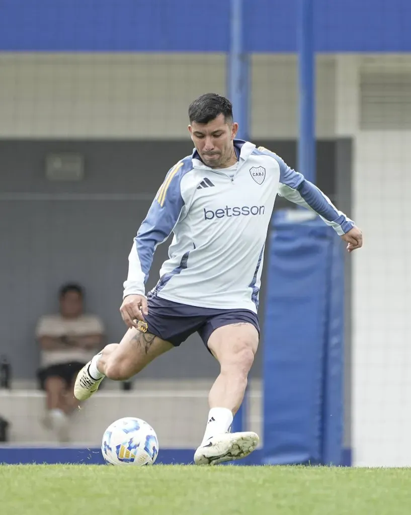 Gary Medel corre de atrás con Fernando Gago. (IMAGO)