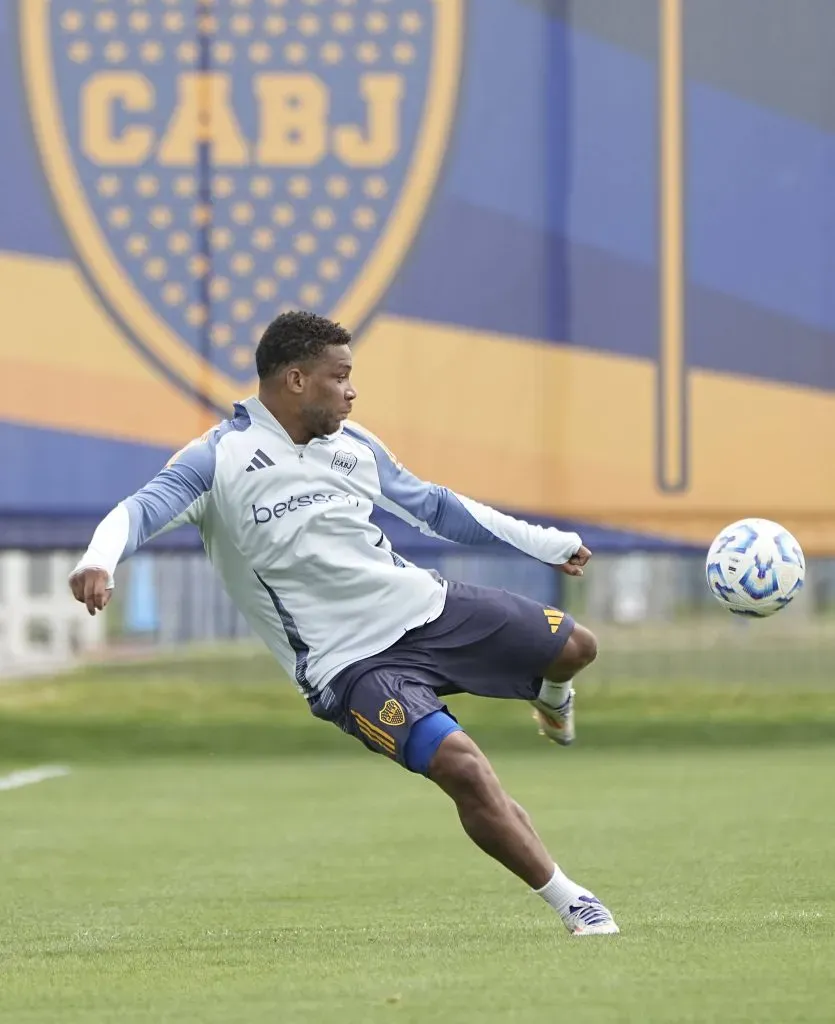 Frank Fabra gana terreno. (IMAGO)