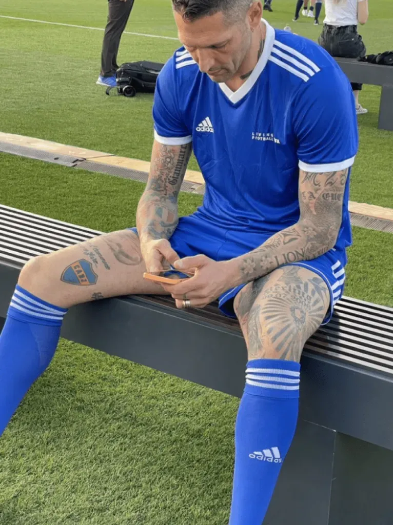 El imponente escudo de Boca que Materazzi lleva tatuado en su pierna. (La 12Twittera)