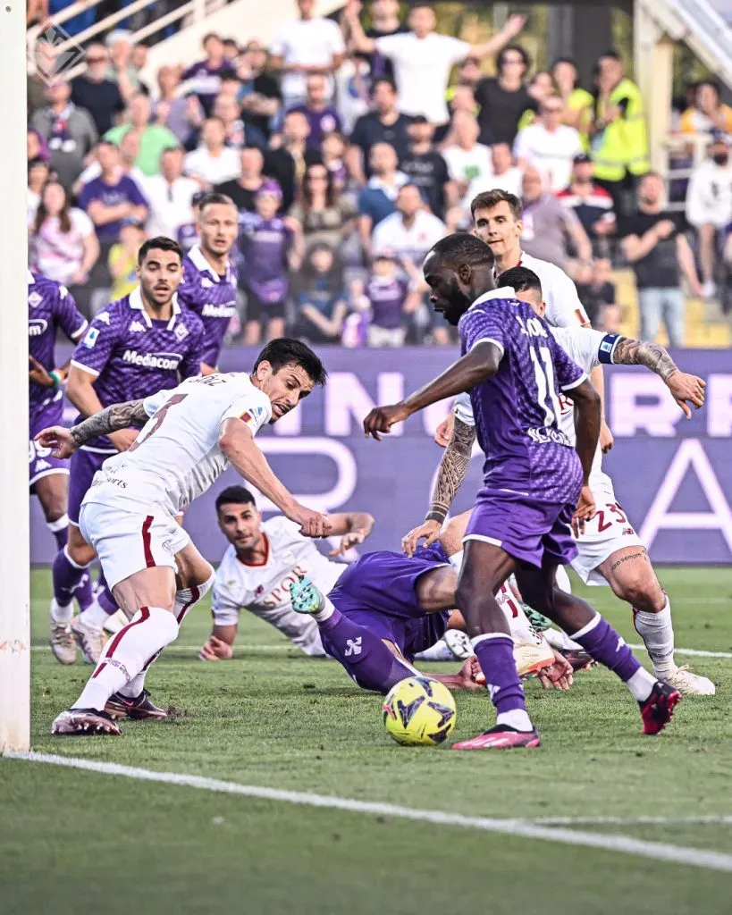 En los últimos minutos del encuentro, Ikoné se encontró con un balón prácticamente en la raya del arco | Twitter @acffiorentina