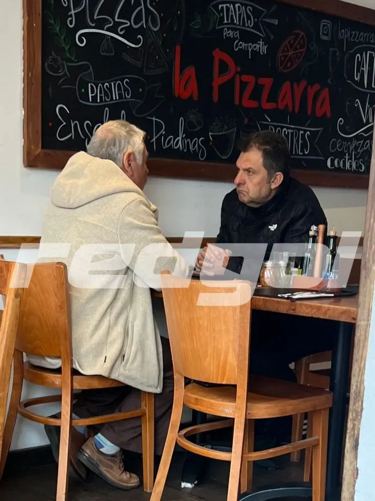 Aníbal Mosa conversando con Carlos Caszely sobra la comisión en Colo Colo. Foto: Redgol.
