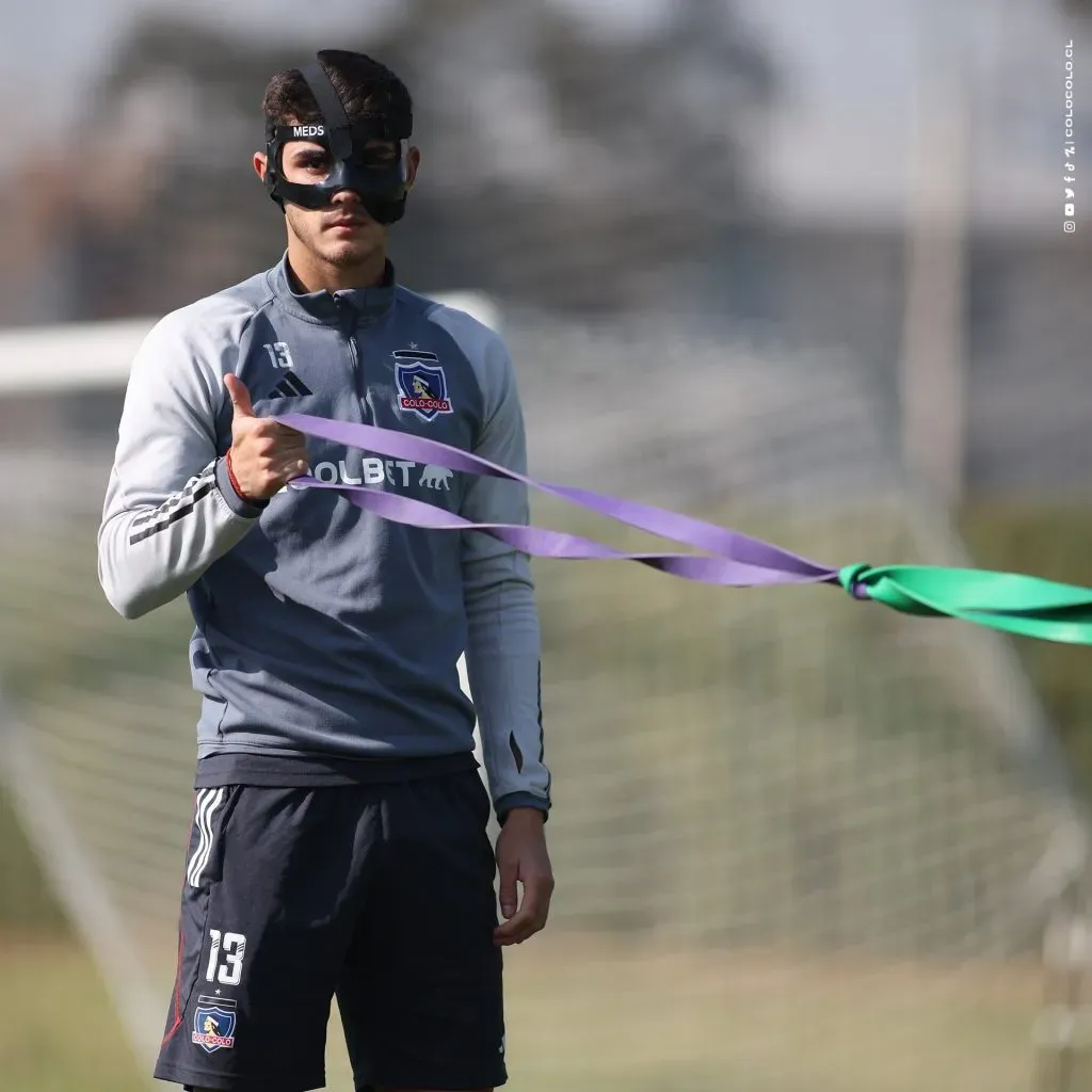 Bruno Gutiérrez volvió a los entrenamientos de Colo Colo enmascarado. Foto: Comunicaciones Colo Colo.