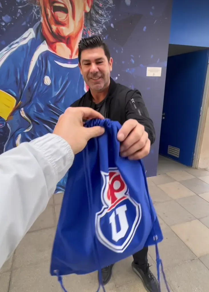 Marcelo Salas recibió importantes regalos en su visita al CDA. Foto: U. de Chile.