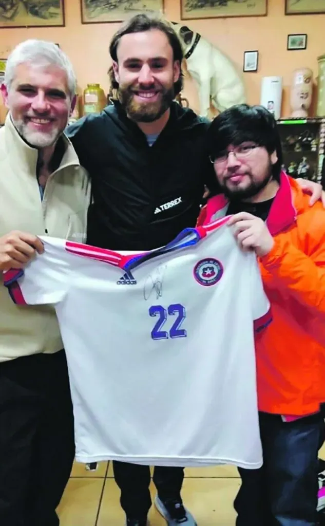 El encuentro en Valparaíso con Álvaro Pérez, quien en 2020 dio con Brereton en un juego. Foto: LUN.