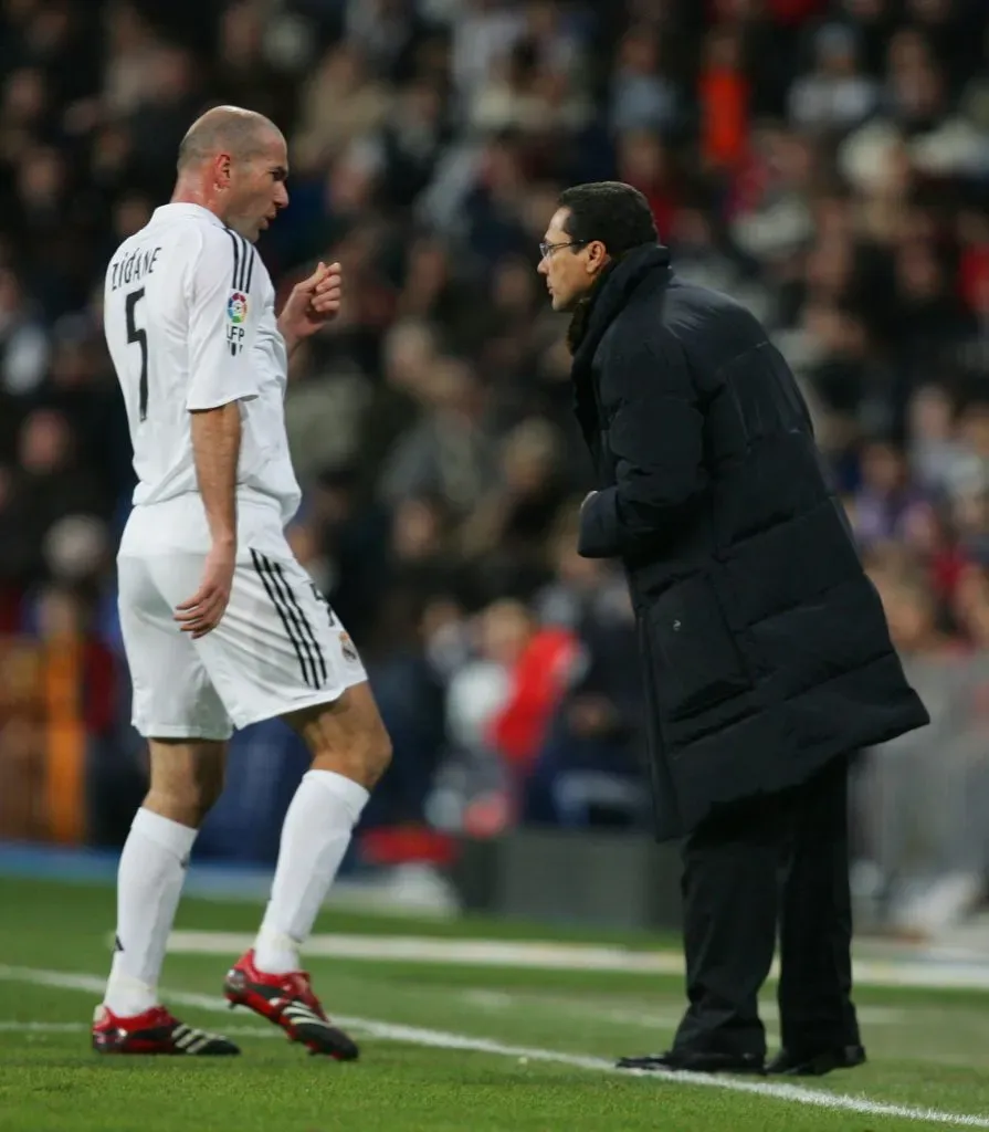 Vanderlei Luxemburgo le da indicaciones a Zinedine Zidane en el Real Madrid. (Denis Doyle/Getty Images).