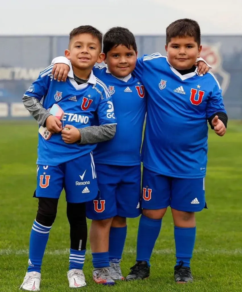 El pequeño Ramiro vistiendo los colores de la Universidad de Chile.