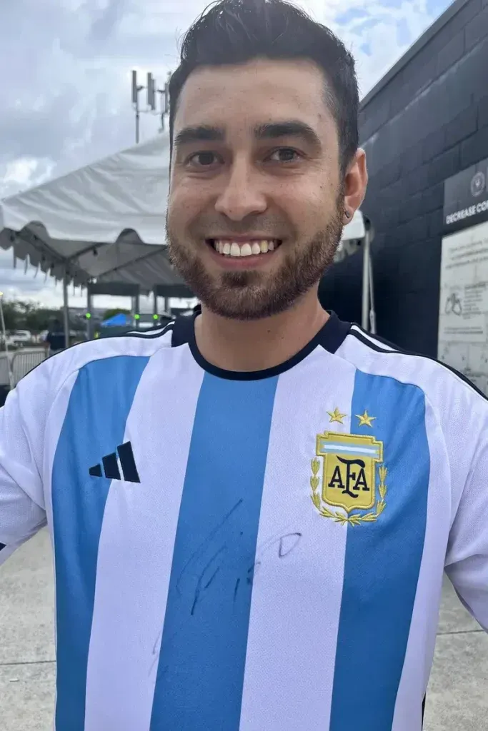 Cristián Salamanca estaba trabajando limpiando baños cuando se encontró a Lionel Messi. Pese a llevarse el autógrafo, se quedó sin trabajo. Foto: La Nación.