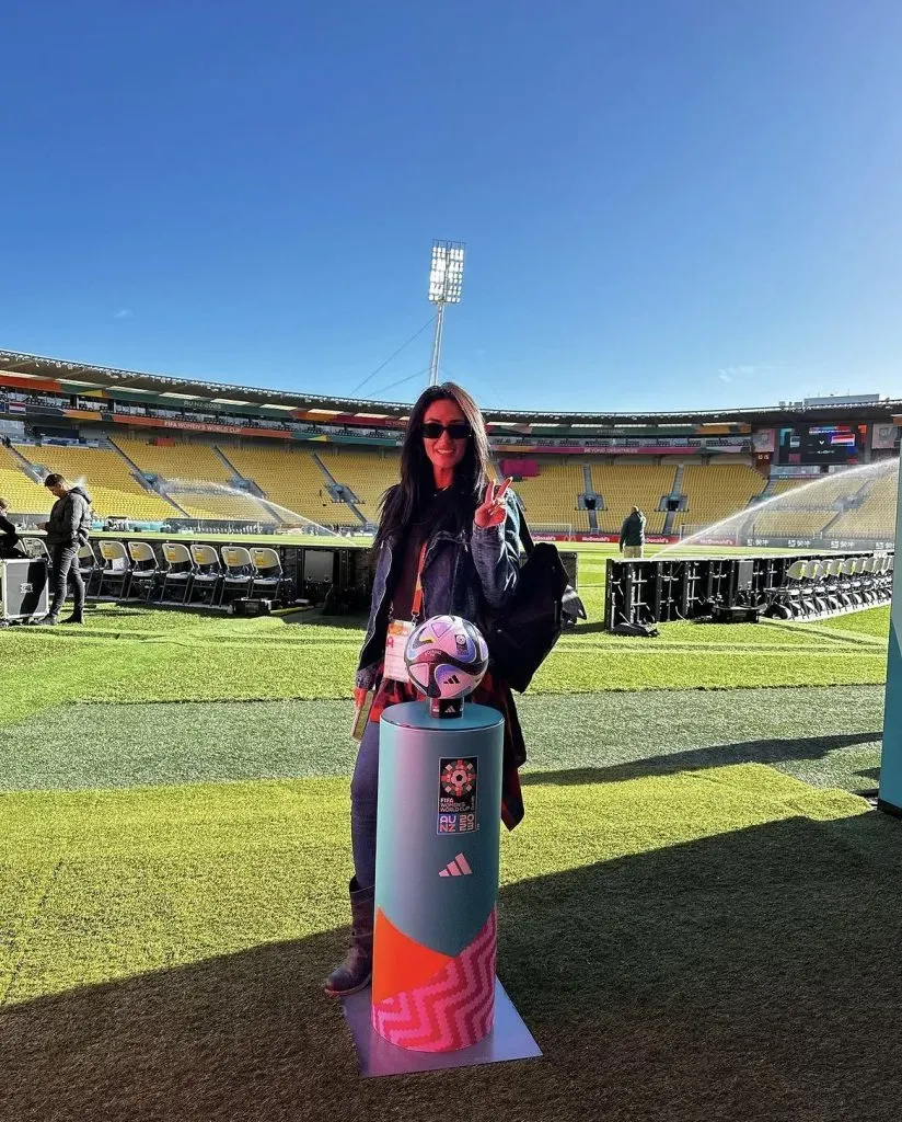Pamela Díaz en uno de los estadios que se utilizan en Nueva Zelanda para el Mundial Femenino. Foto: Cedida.