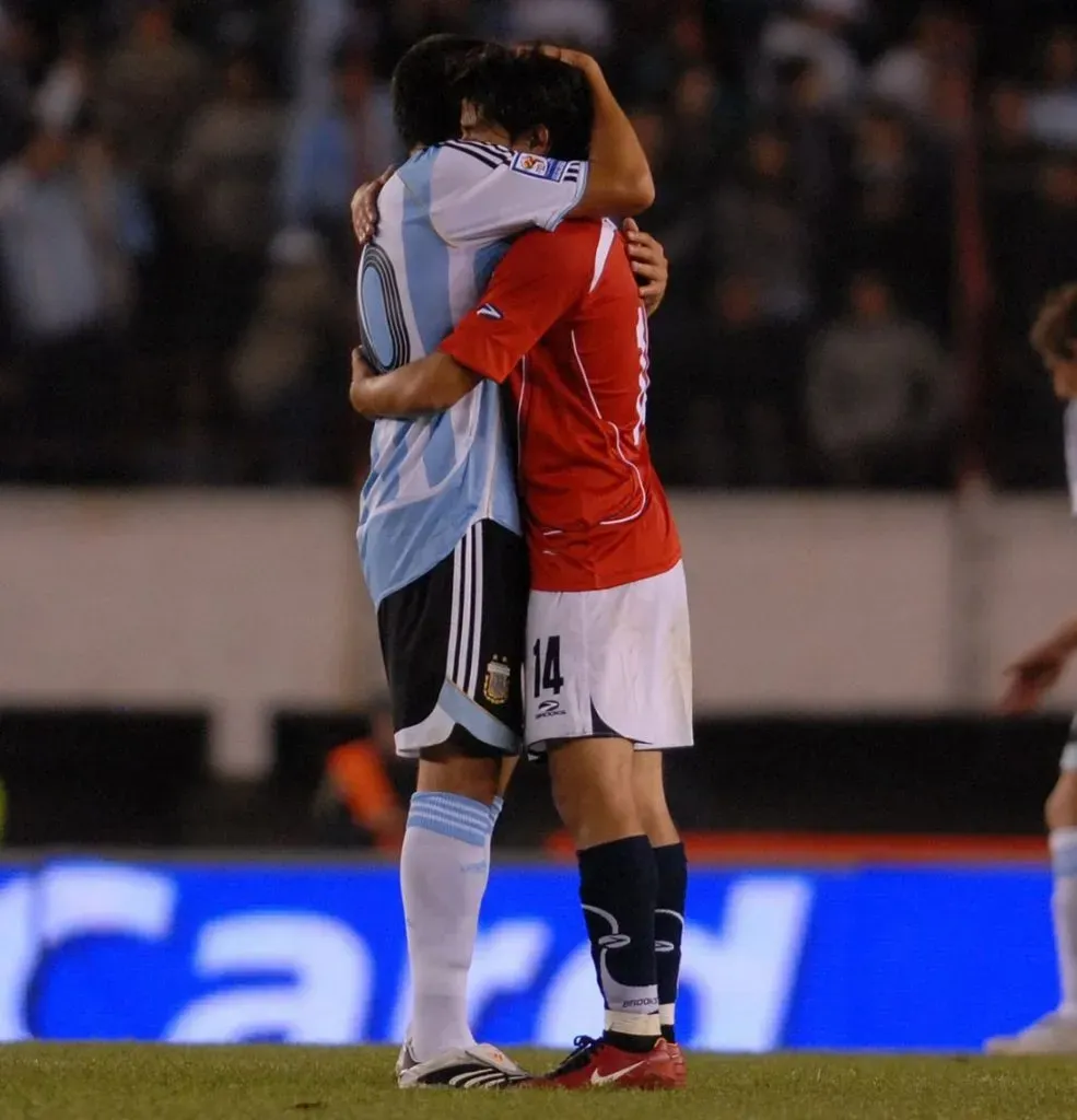 Riquelme y Fernández se abrazan tras jugar en contra en las Eliminatorias a Sudáfrica 2010. Imagen: Archivo.