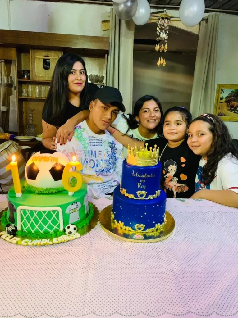 Un cumpleaños actual con la torta con la camiseta de Colo Colo.