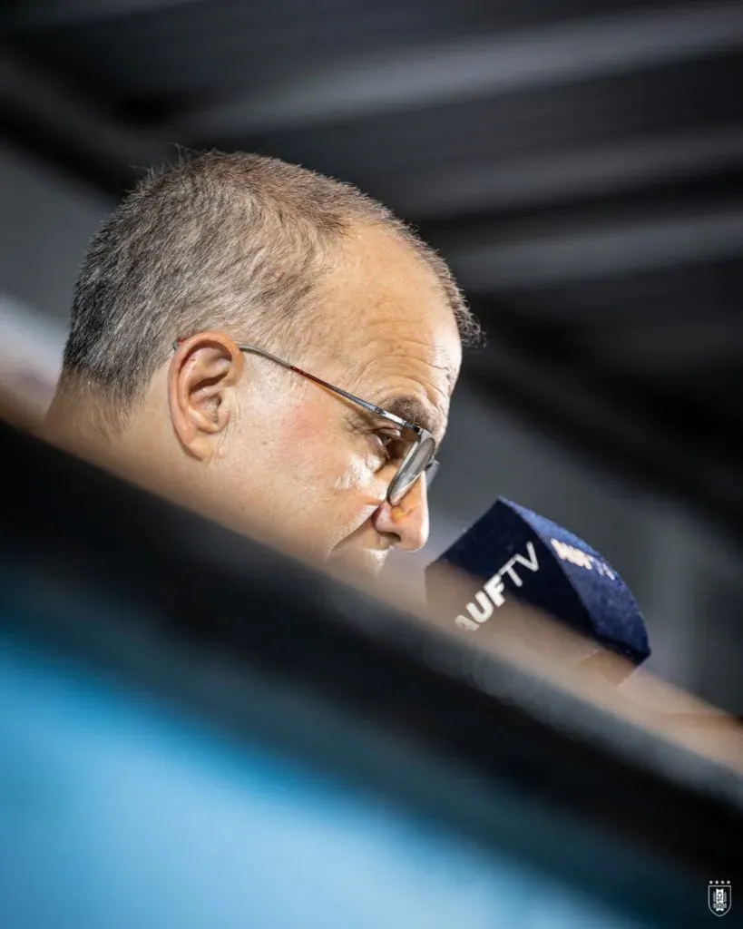 Marcelo Bielsa en conferencia de prensa (@Uruguay)